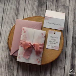 Larisa – różowe zaproszenia ze złoceniami i szyfonową wstążką