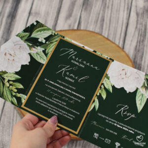 Marianna – zielone folderowe zaproszenia z białymi kwiatami